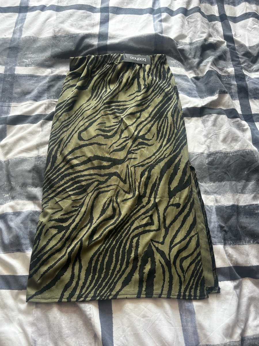 BNWT Boohoo Khaki Zebra Print Ribbed Midi Skirt Size 10 Side Split
