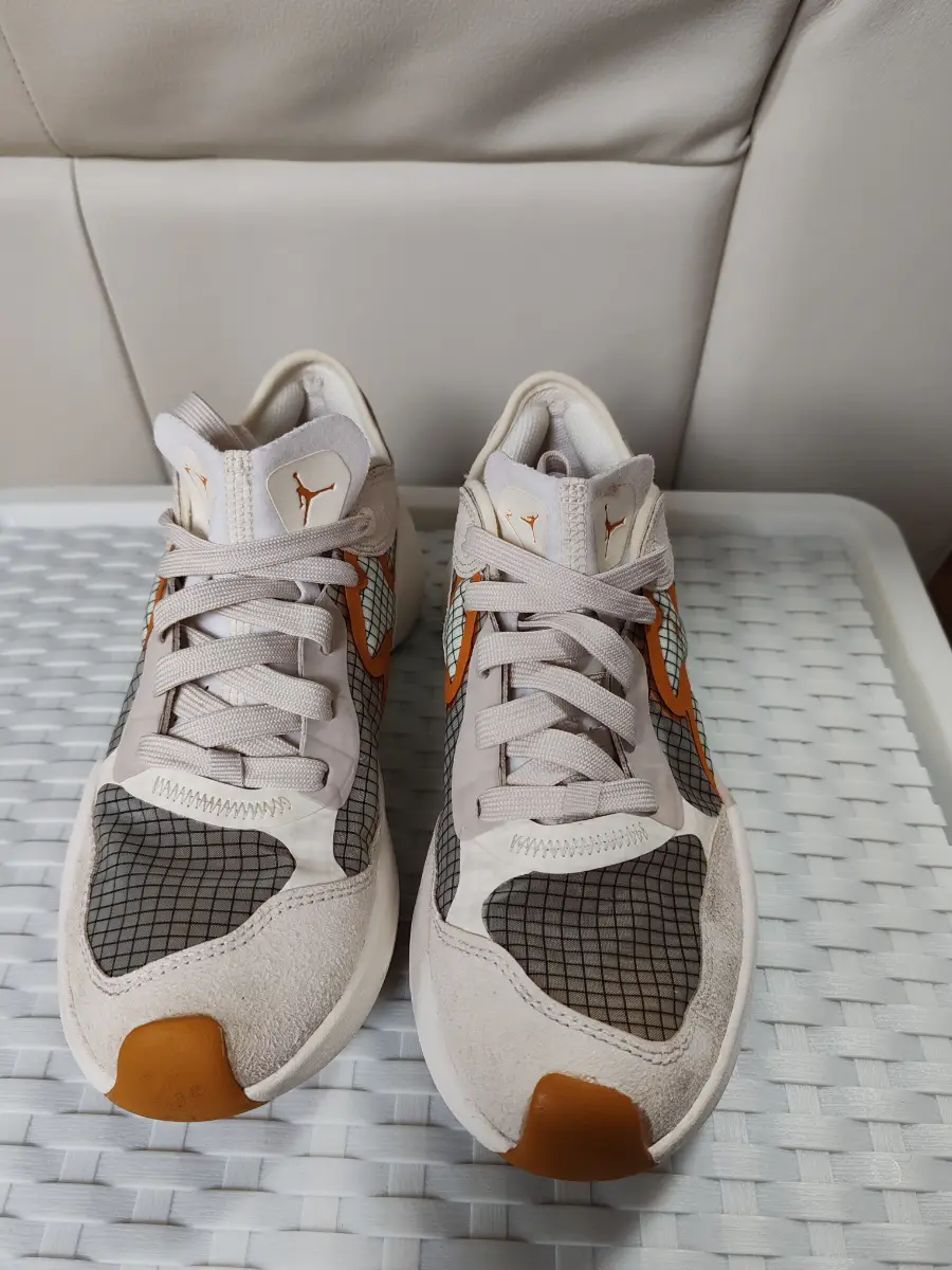 Nike Air Jordan Delta 3 - cream and orange - size 3.5