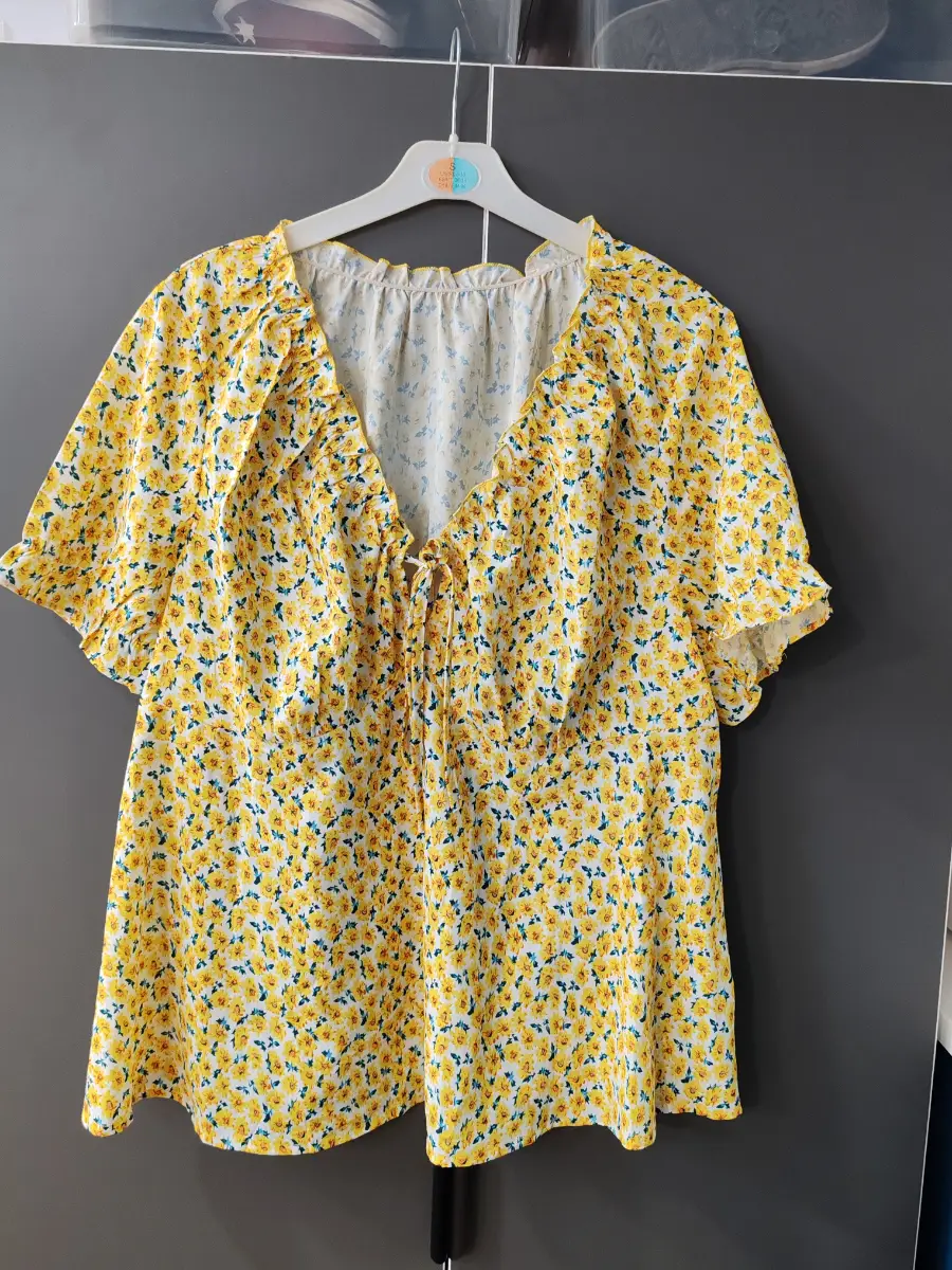 Shien curve yellow flower short sleeve top - size 2XL