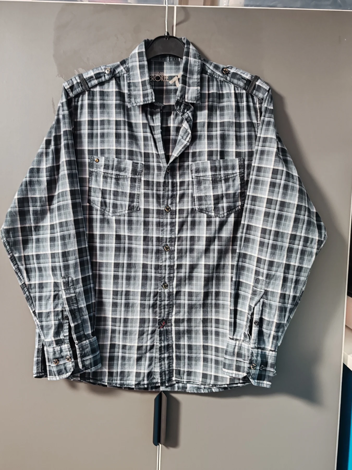 Men's Cherokee plaid shirt – grey/black – size small – epaulette detail