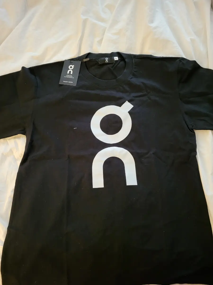 On cloud t shirt medium
