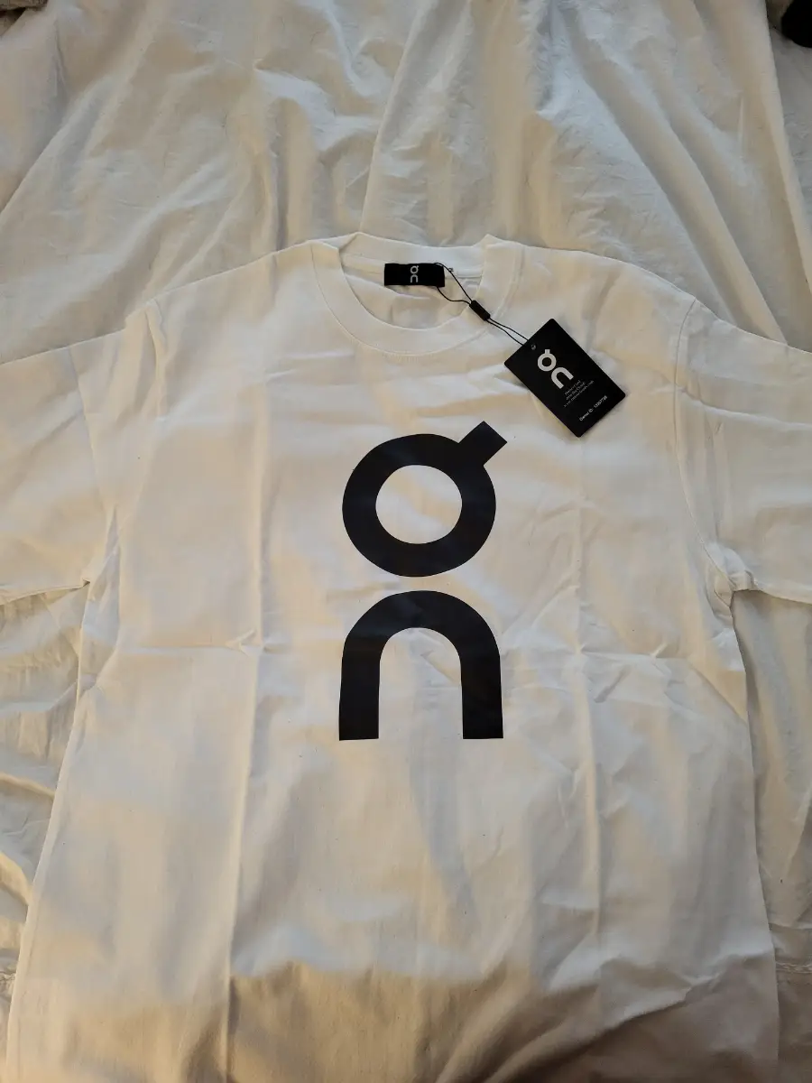 On cloud tshirt medium
