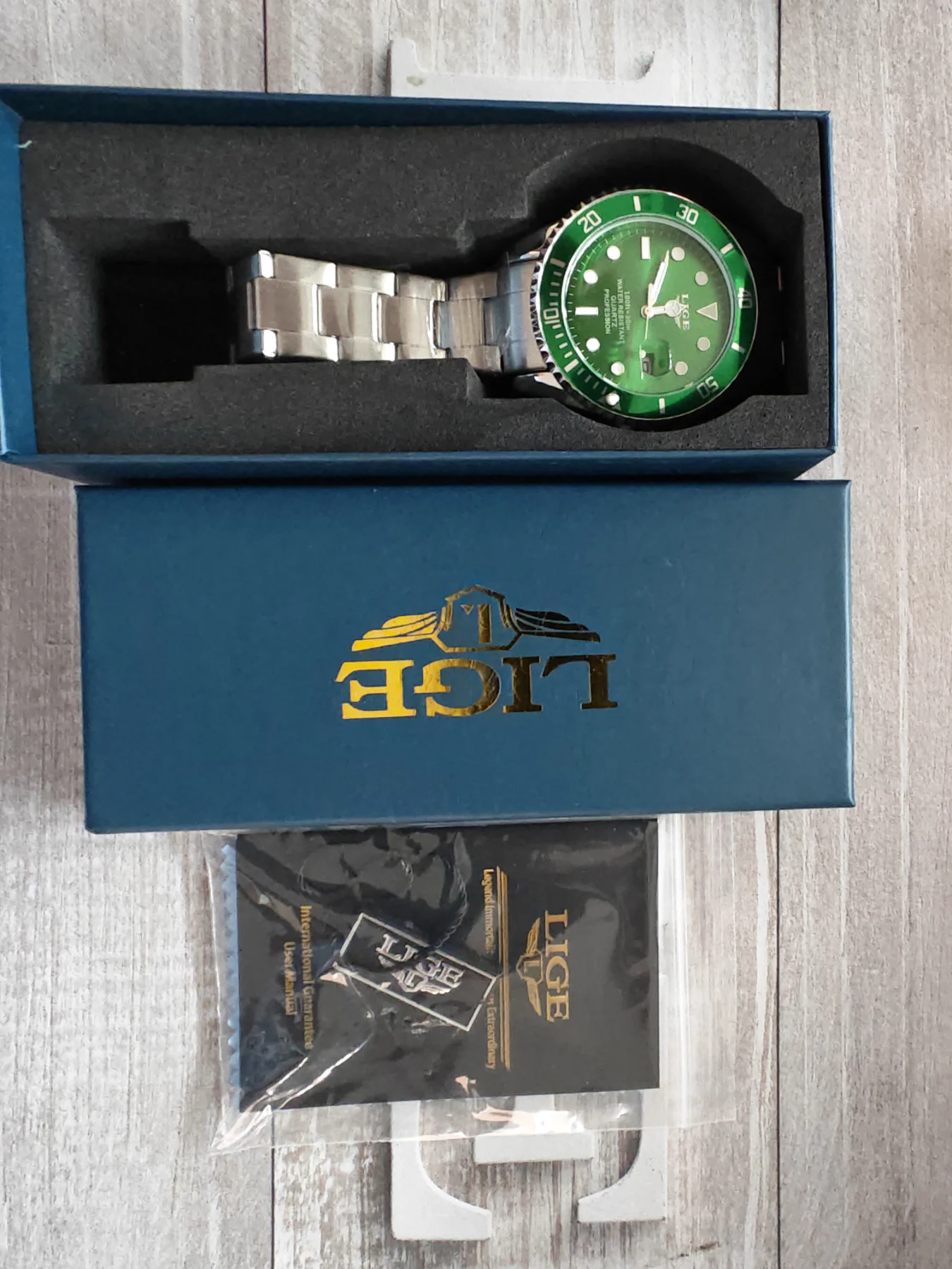 LIGE 10045 green dial quartz diver's watch featuring a silver-tone stainless steel band and rotatin