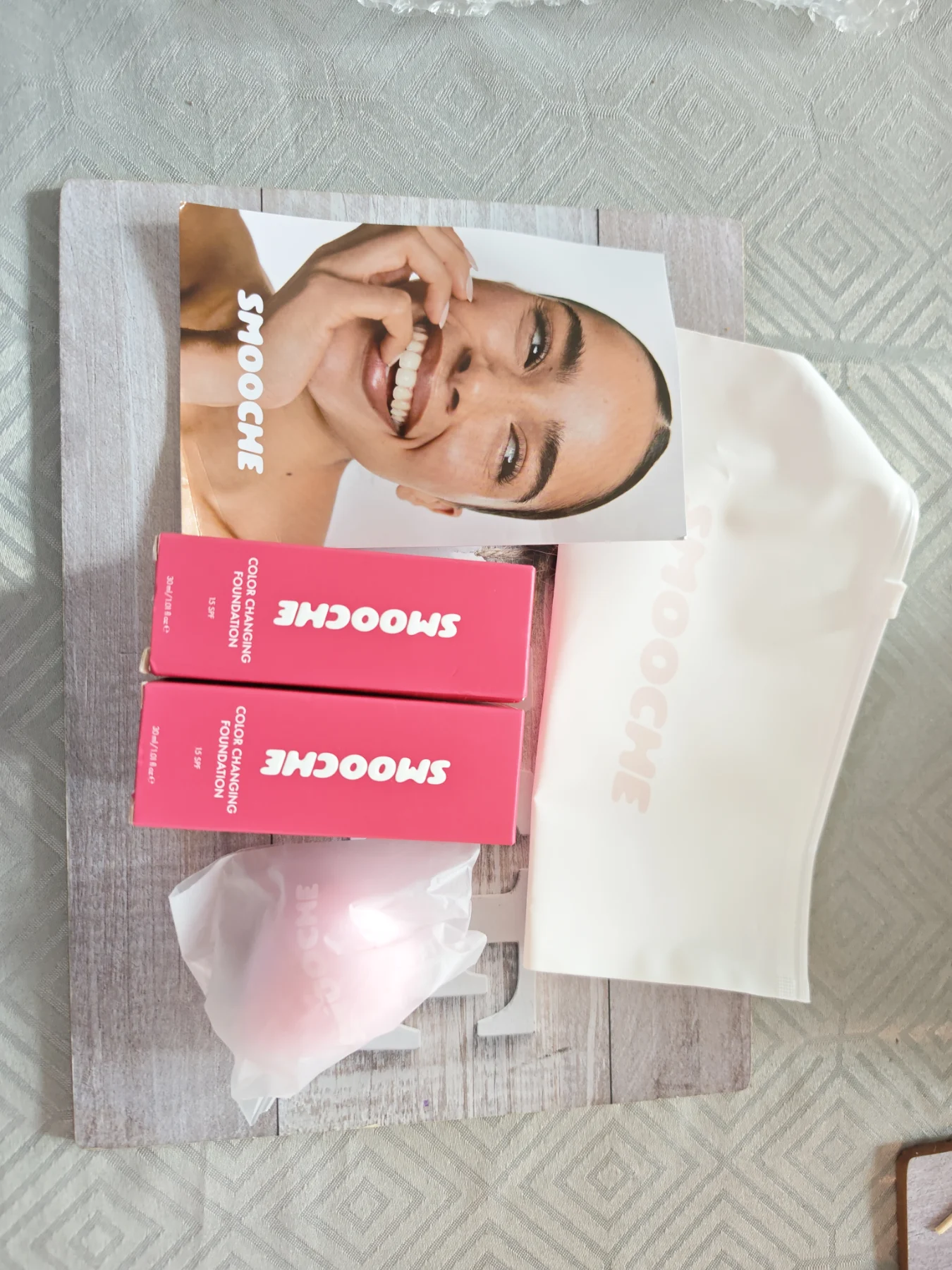 Smooche Color Changing Foundation set, which includes a lightweight, hydrating self-adjusting liqui