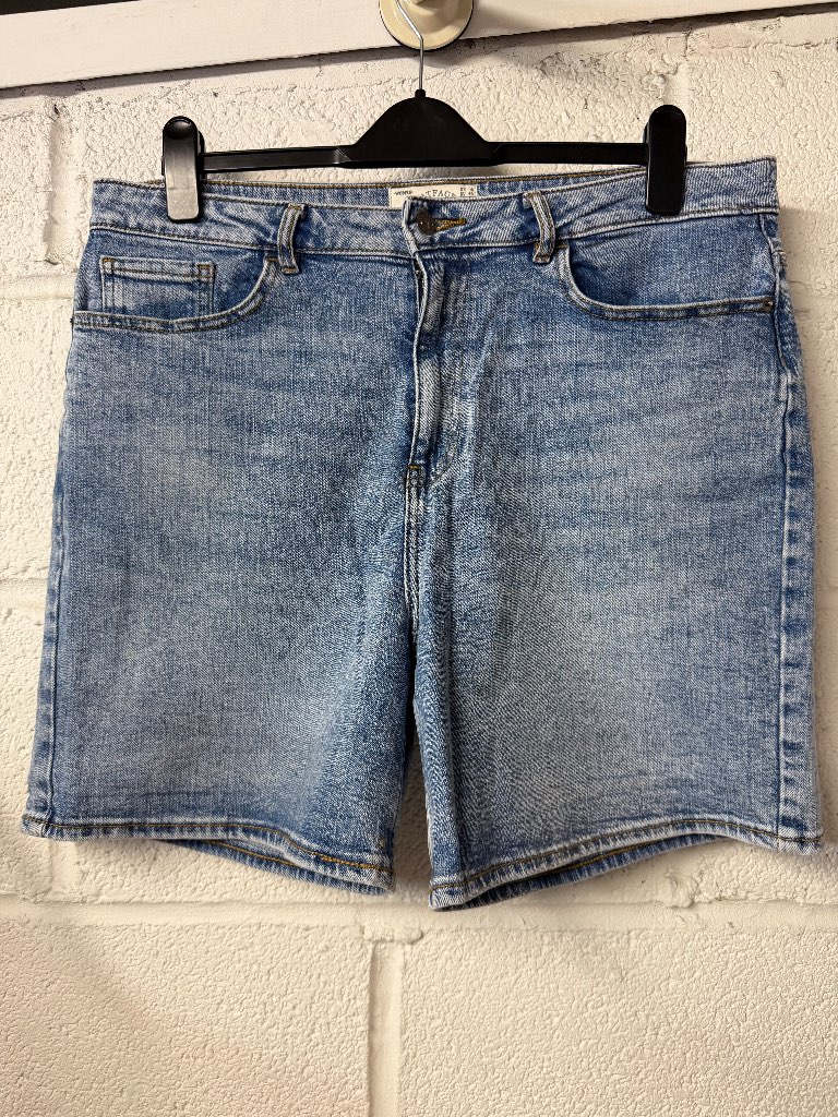 FatFace Darley Blue Denim Shorts classic five-pocket design and a versatile mid-wash finish size 16