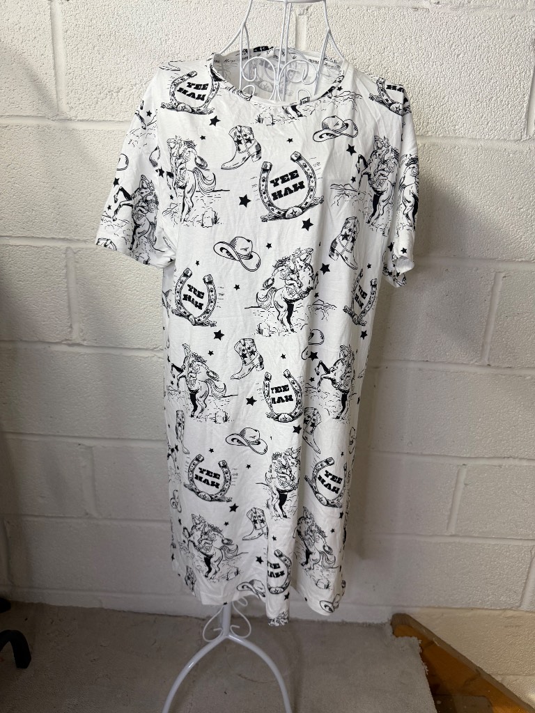 Tu  "Yee-Haw" Print Cowboy Nightdress white, short-sleeved size M New without tags