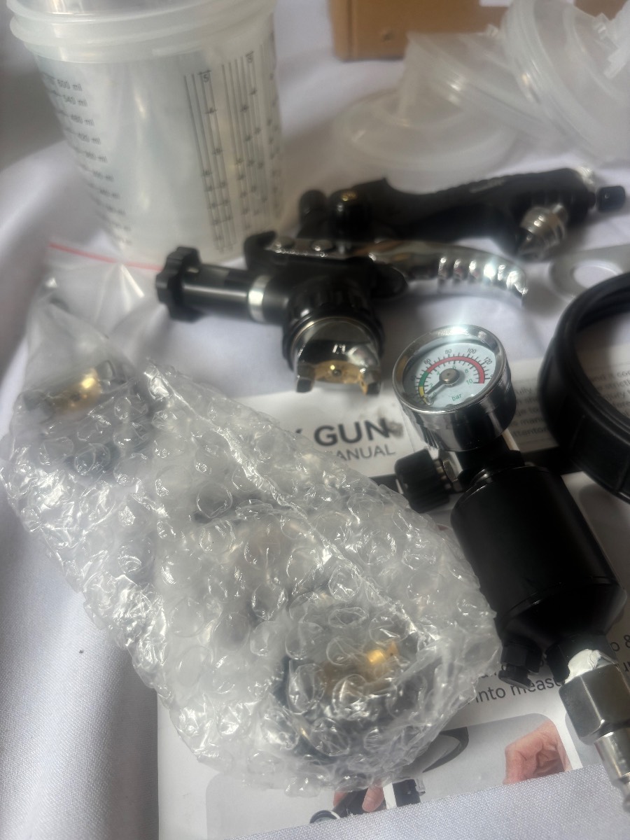 HVLP Gravity Feed Spray Gun Kit 600ml Cup Air Regulator Nozzles Cleaning Brush