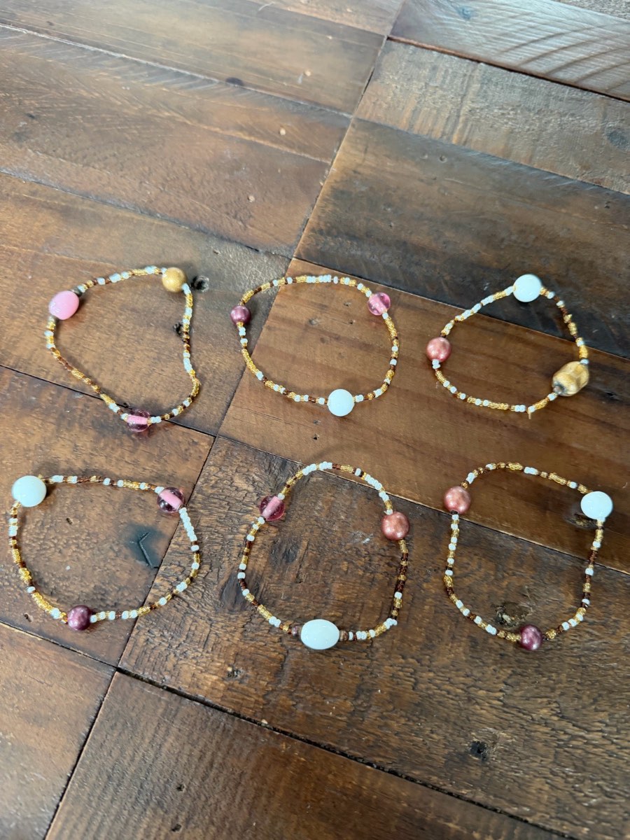 Accessorize Set of 6 Elasticated Beaded Bracelets – Pink White Burgundy