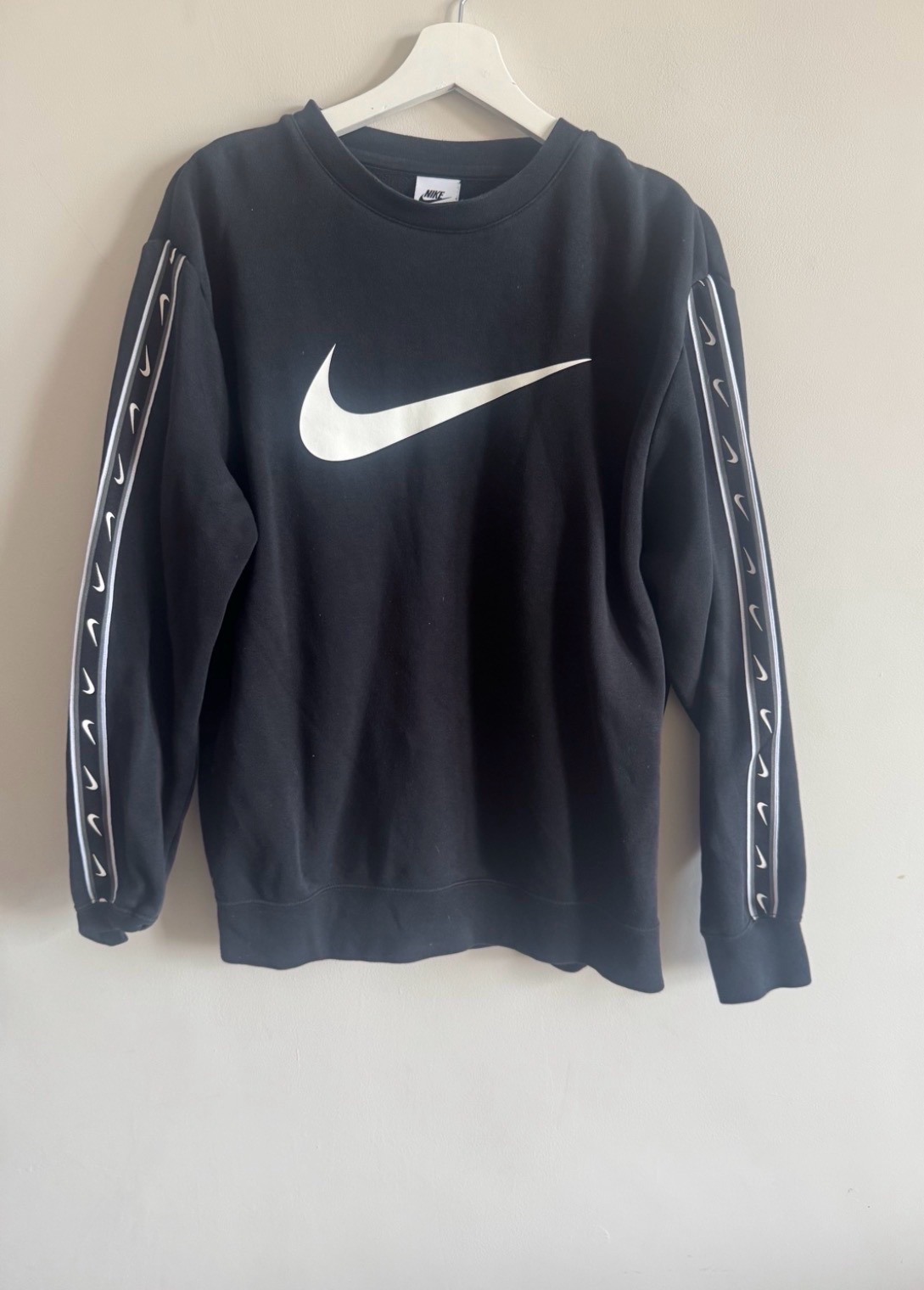 Nike black sweatshirt swoosh logo tape sleeve crew neck size M