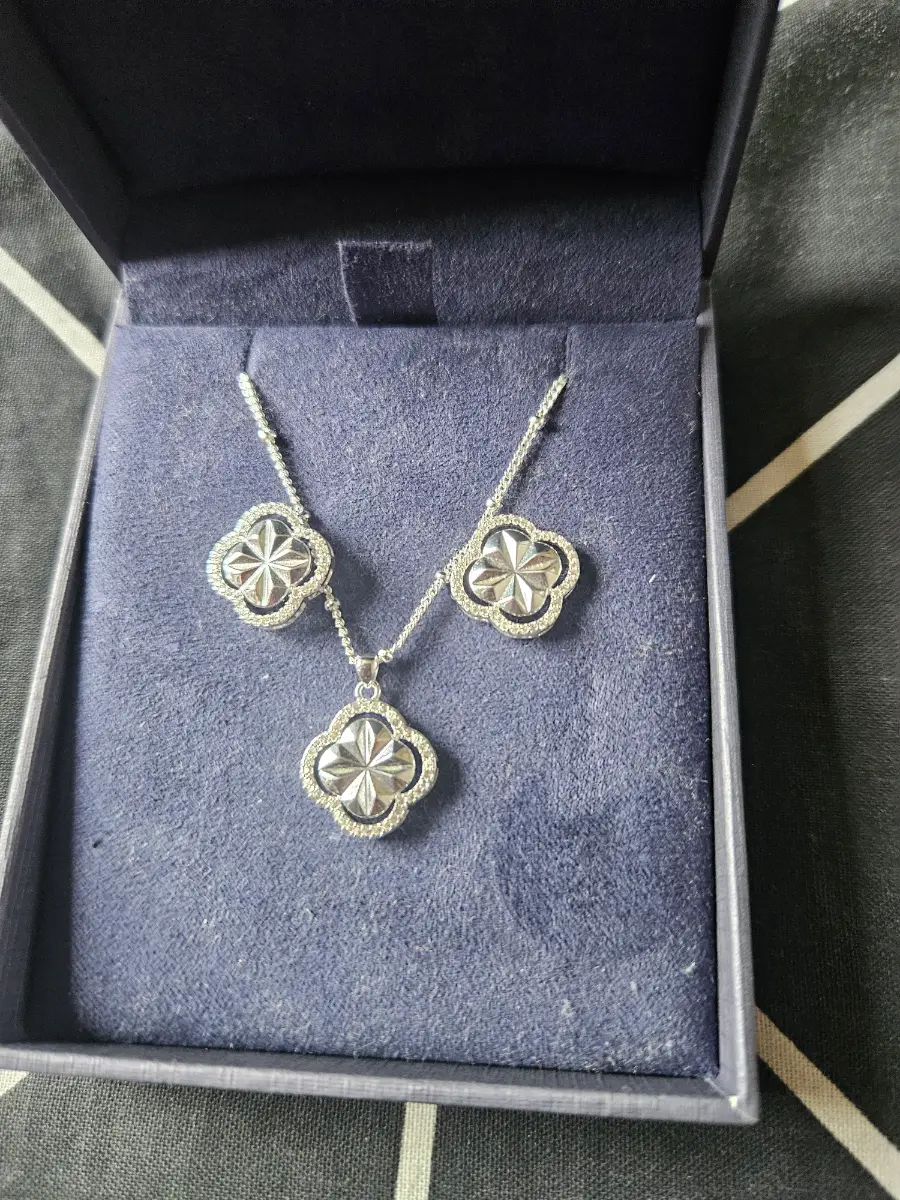 Next chain & earring set