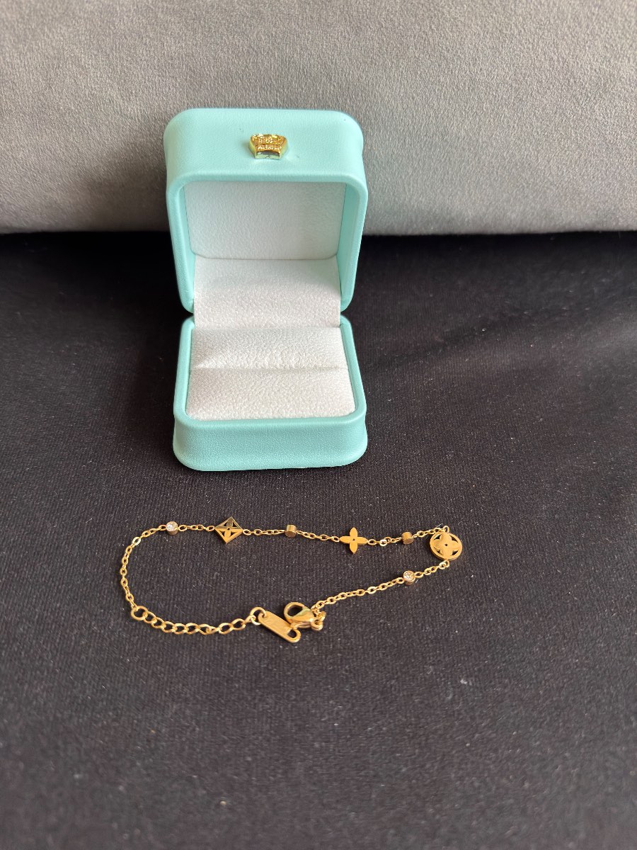 Stylish women’s bracelet