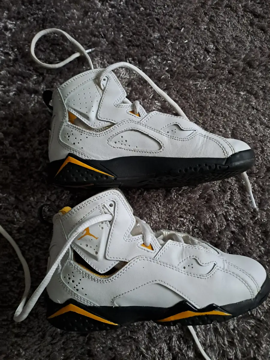 Boys NIKE air Jordans In White & Yellow Size UK 12.5 In Vgc