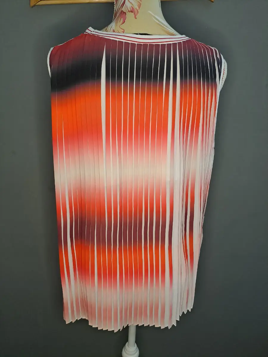 Next size 16 pleated back top vgc