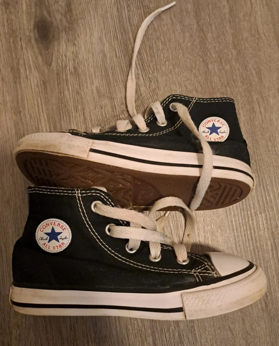 Childs genuine converse size 9 in good condition