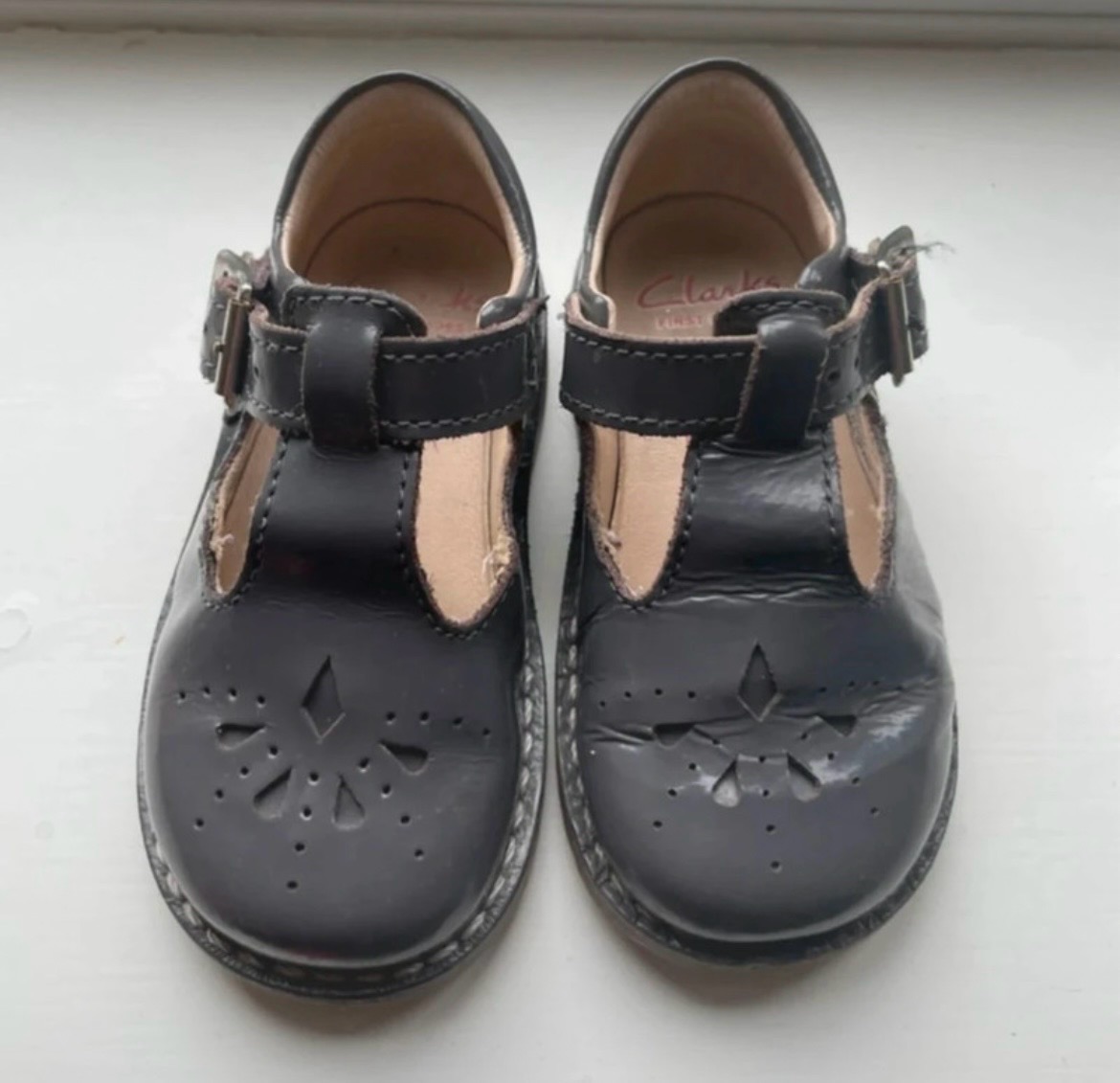 Clark’s Girls Patent T-bar Shoes size 4.5F