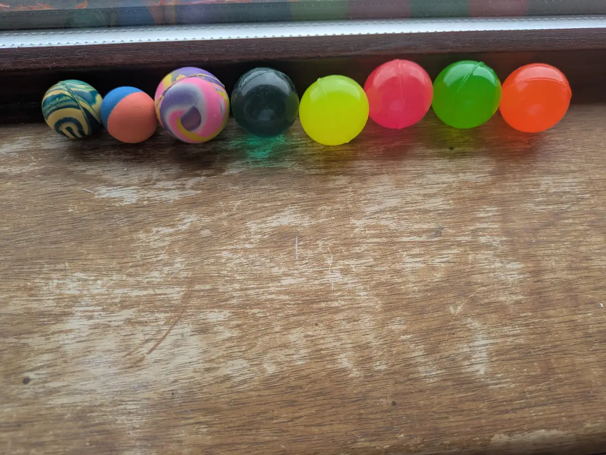 8 bouncy balls
