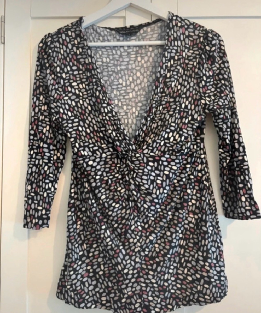 V neck patterned 3/4 sleeve top