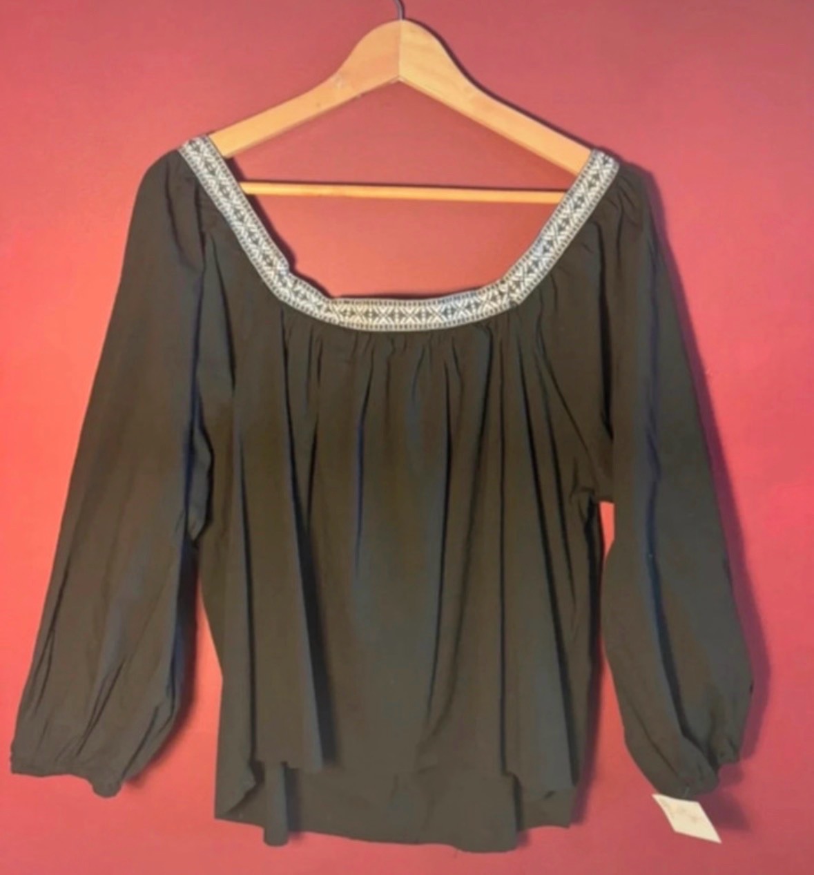 Blouse with patterned neckline