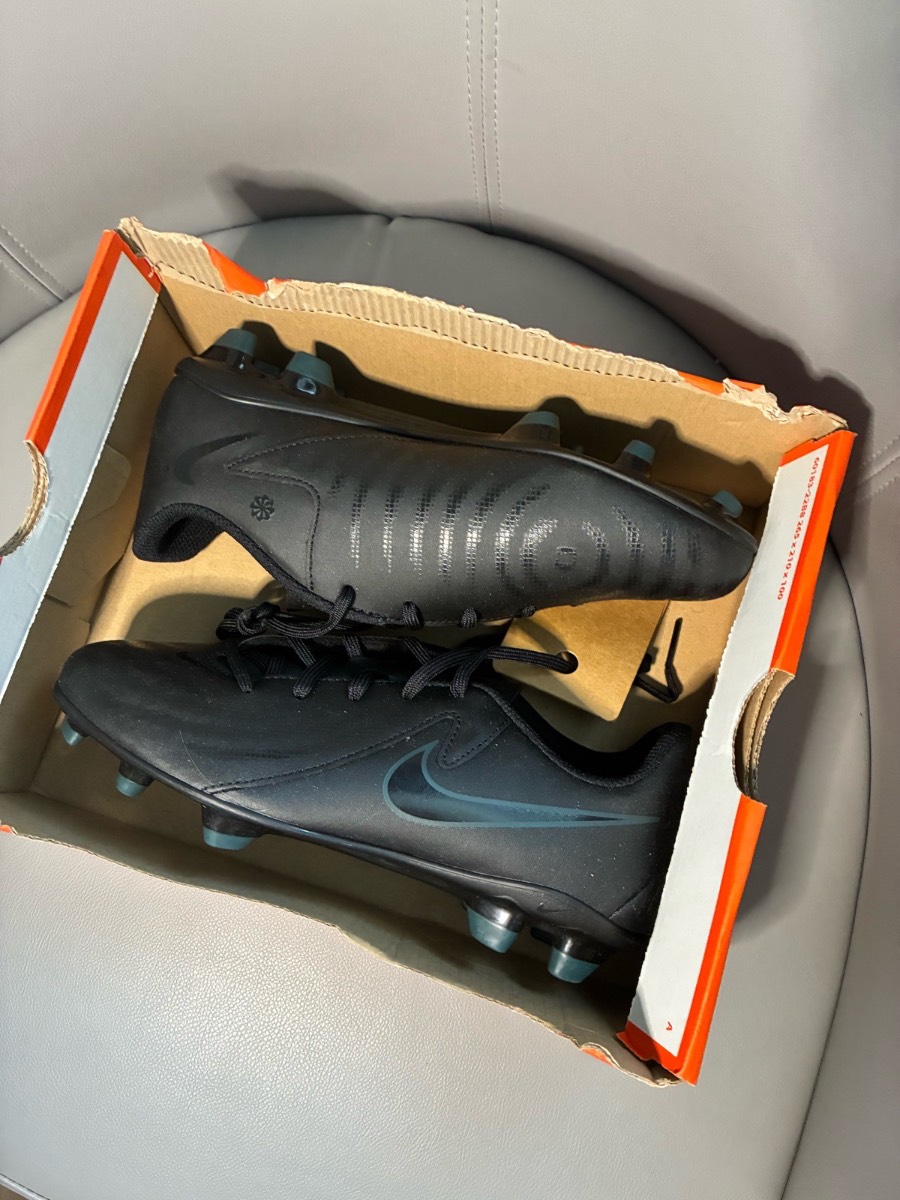 Nike phantom boots size 4.5