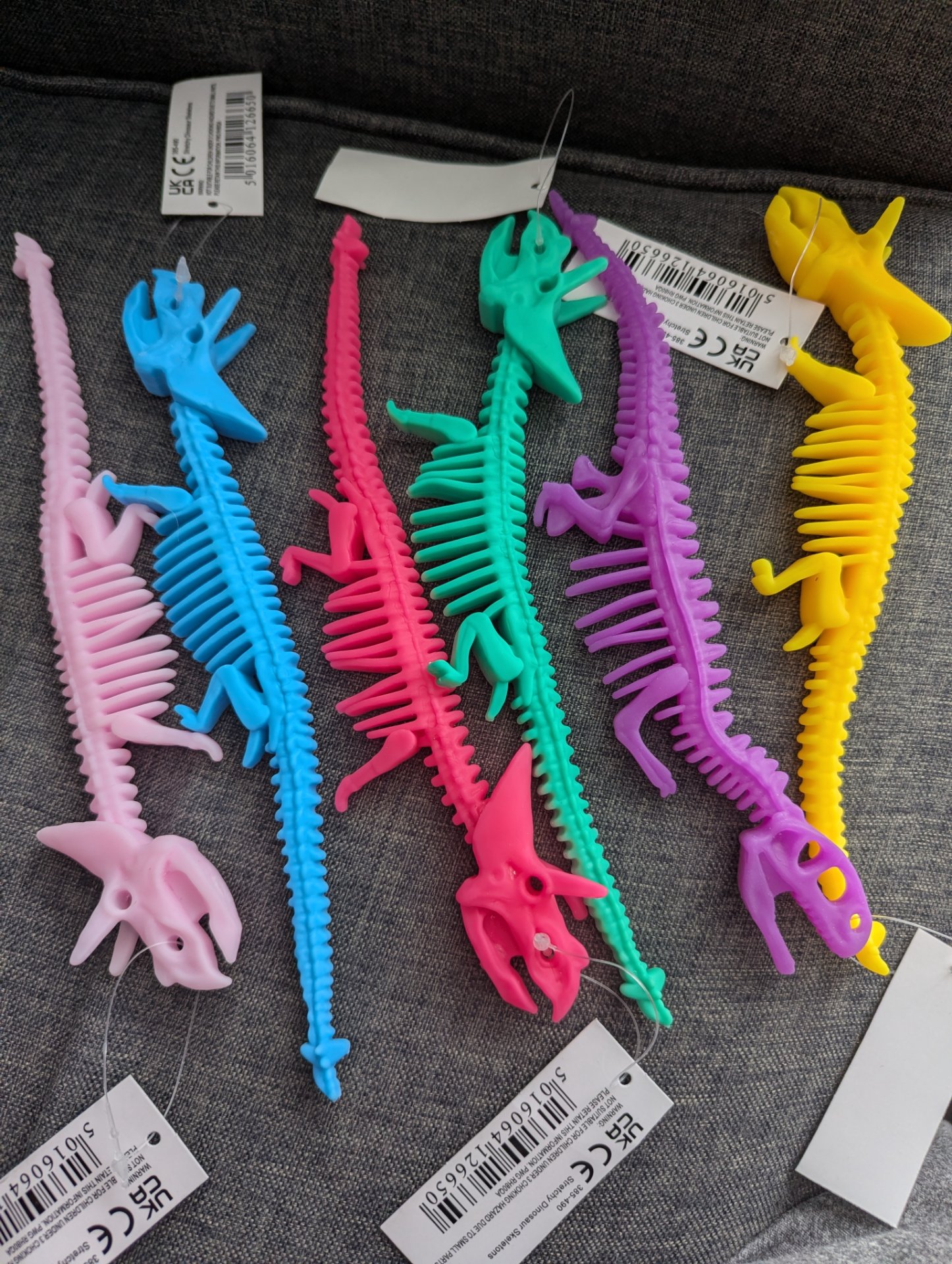 6 x 23 cm stretchy dinosaur skeletons