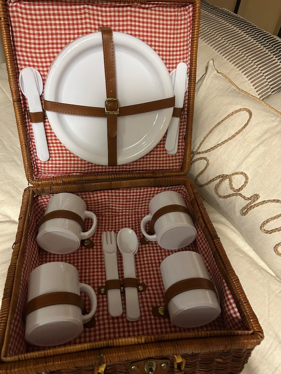 Vintage wicker Picnic basket for four
