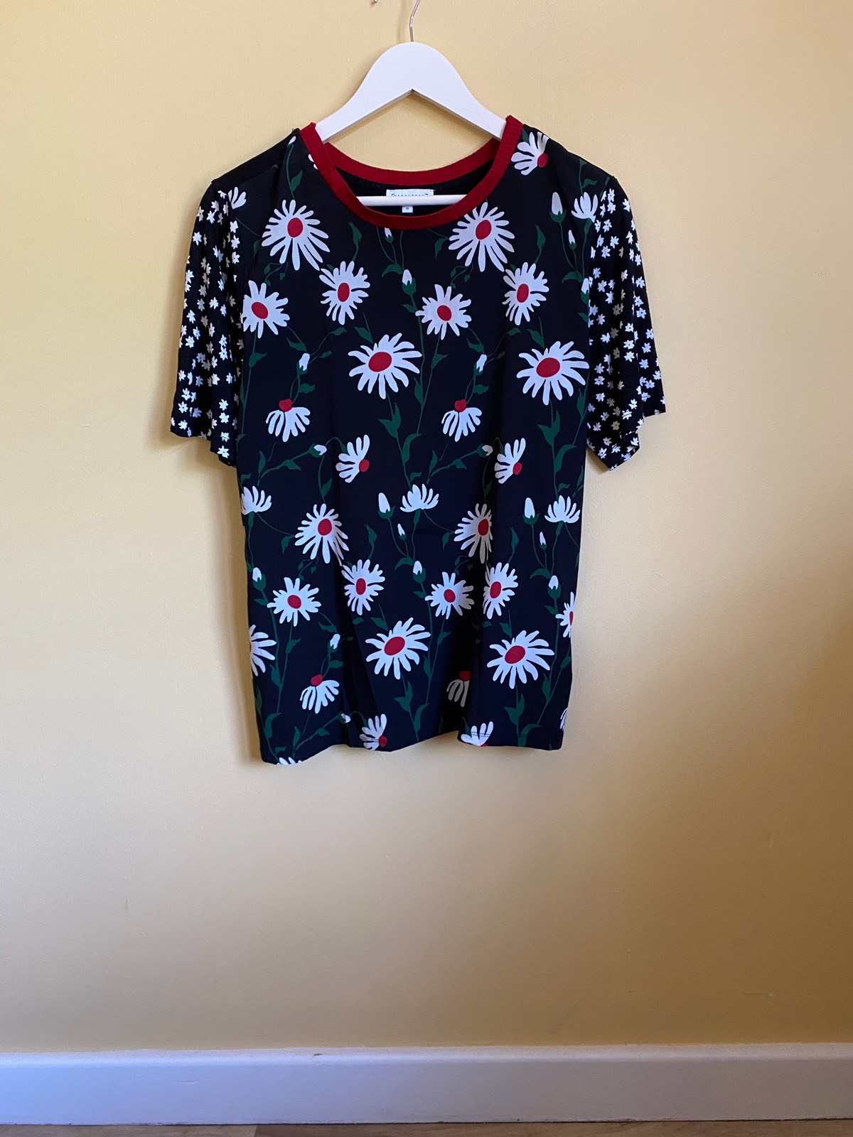 Warehouse Daisy Print Red Trim Short Sleeve Top - Size 12