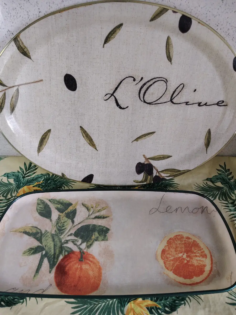 1960s keswick fibre glass trays, olive and orange design