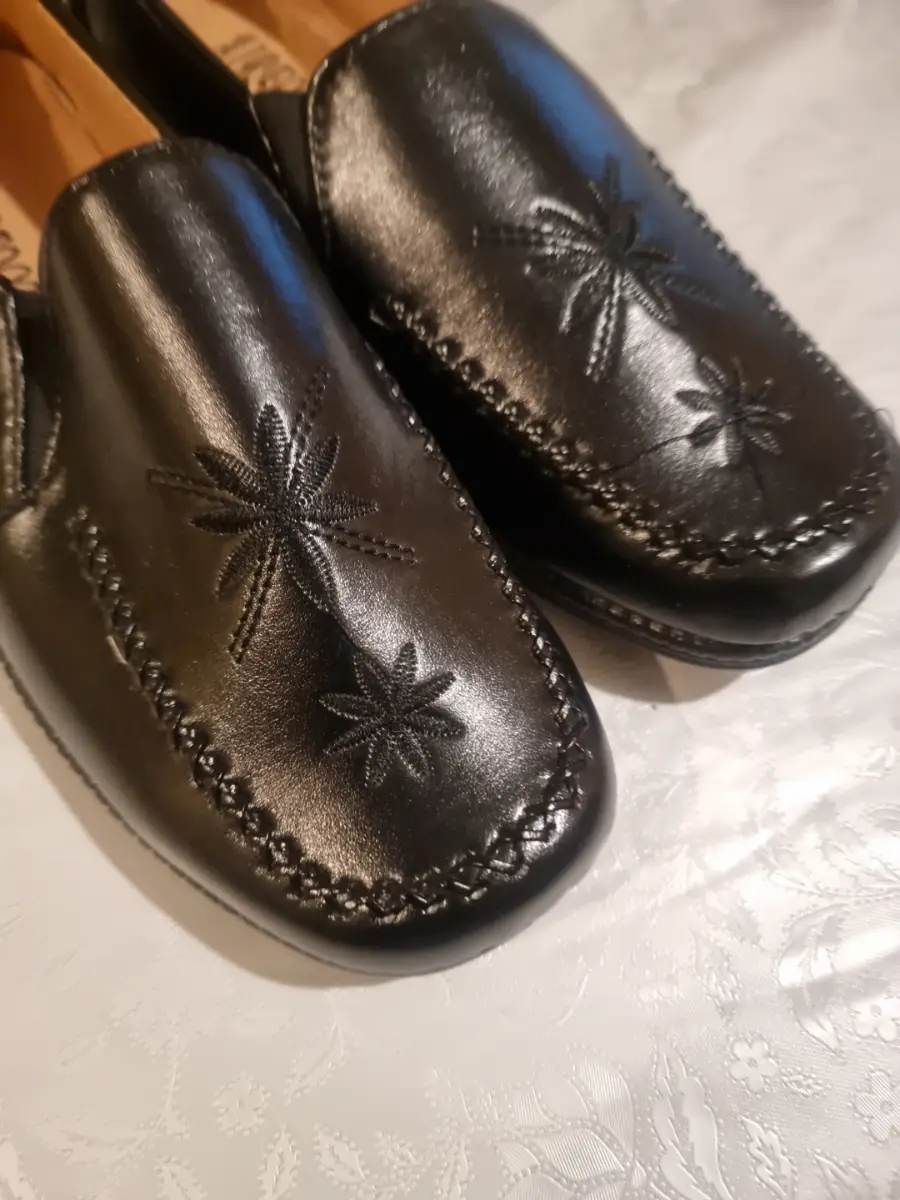 Ladies AirFootComfort Slip-On Loafers. Size 6. Synthetic Black Upper.