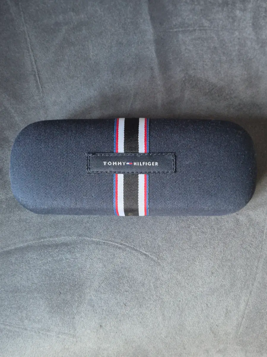 Tommy Hilfiger sunglasses case