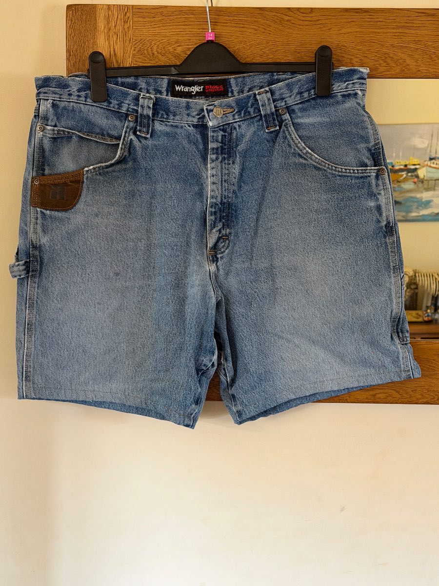 Wrangler men’s denim utility shorts good condition. No care label no size label.