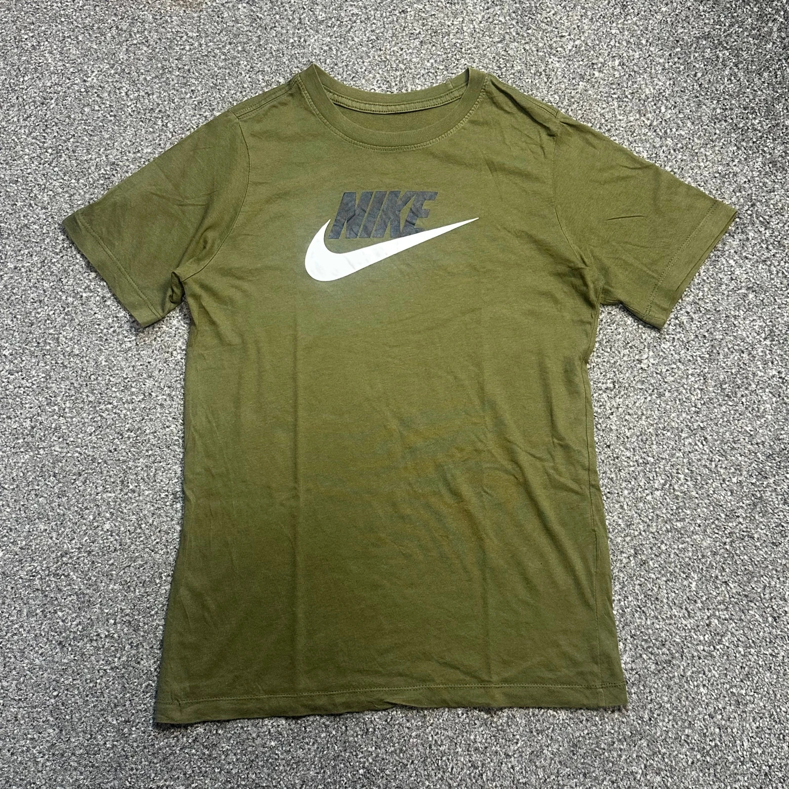 Nike Olive Green Graphic Swoosh T-Shirt – Label XL fits S/M