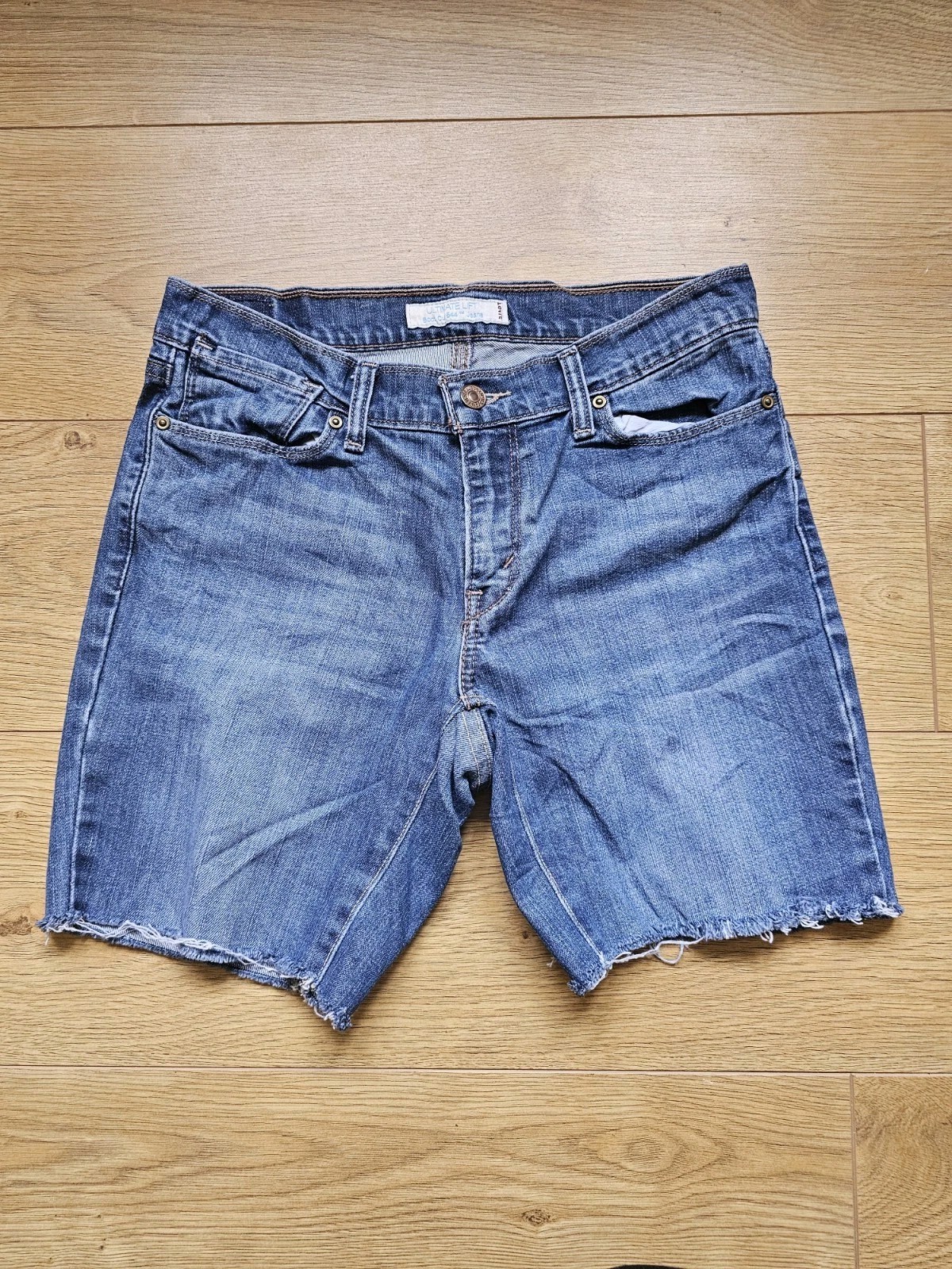 Levi's Ultimate Lift Denim Shorts Blue Jean Cut Off Bermuda 2008 Size 8 W28