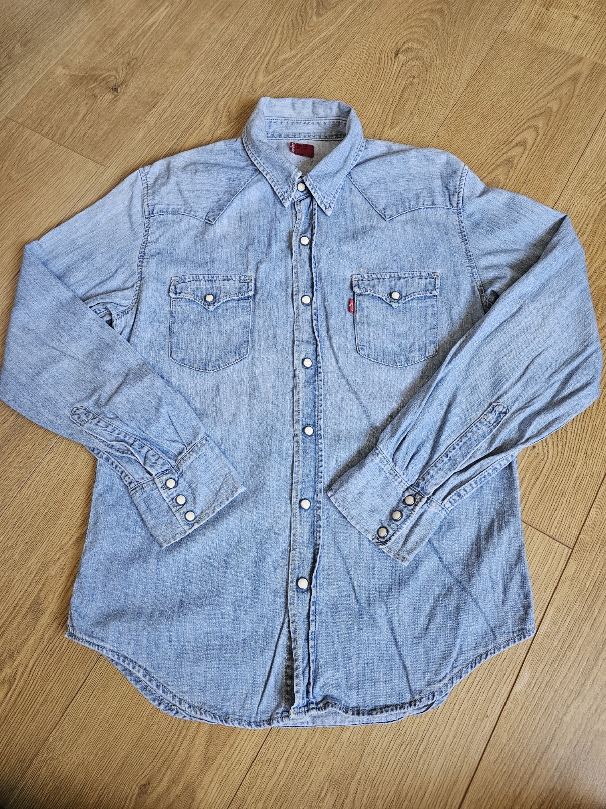 VTG 2003 Levis Mens Shirt Medium Blue Chambray Denim Pearl Snap Long Sleeve