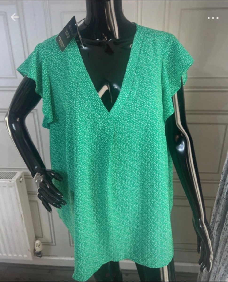 Ladies short sleeve top size 22