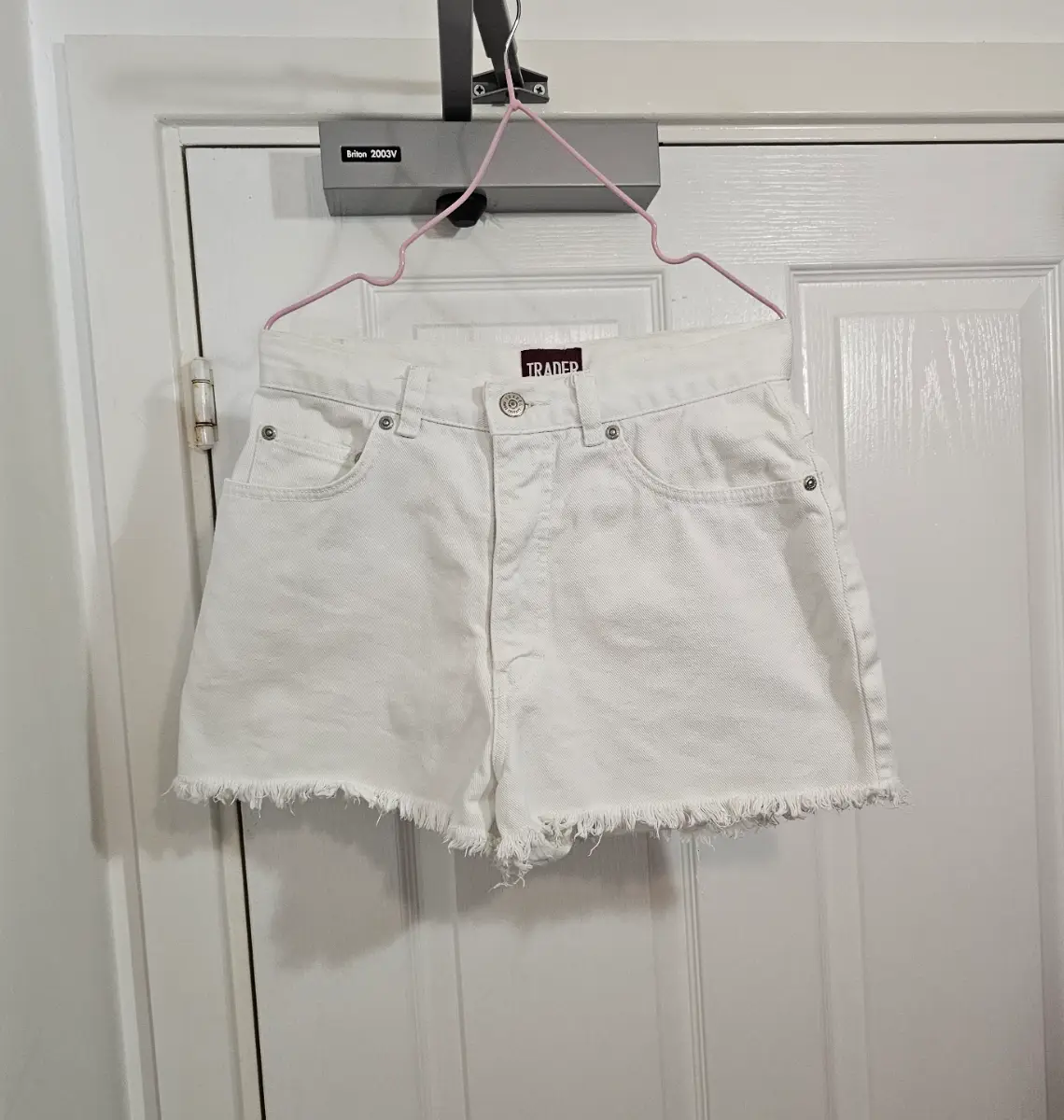 Vintage Y2K Trader Jeans Co White Denim Frayed Shorts Size 10 (Fits UK 6-8)