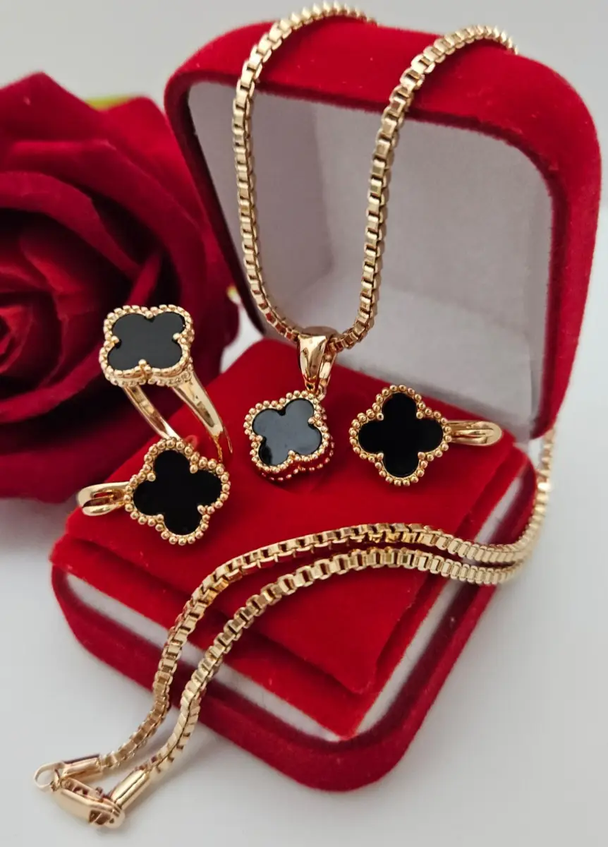 Rose Gold Clover Jewellery Set – Necklace, Ring & Earrings