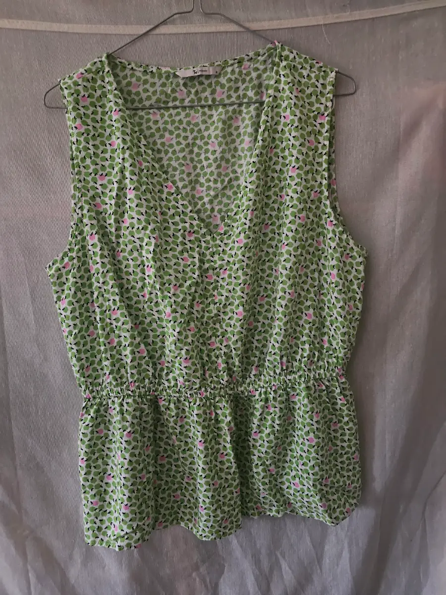 TU size 18 sleeveless peplum top, apple print