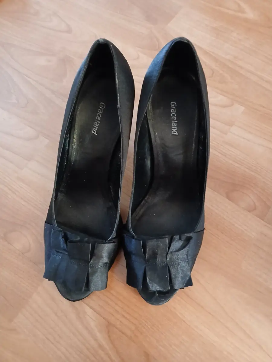 Black peep toe shoes