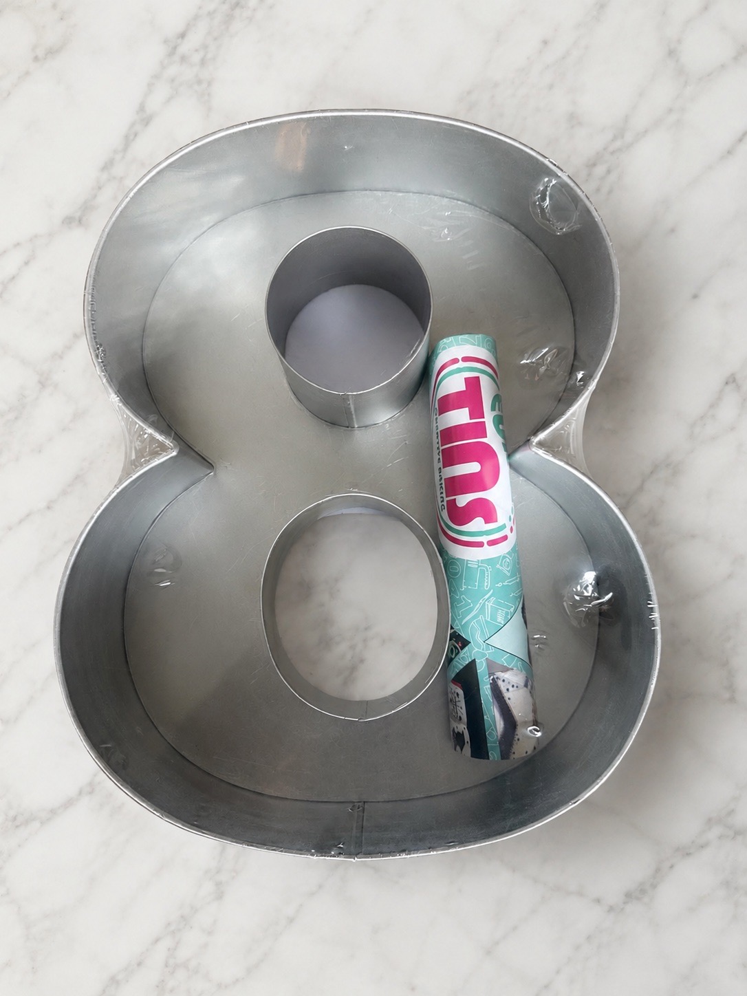 Large Number 8 Cake Tin