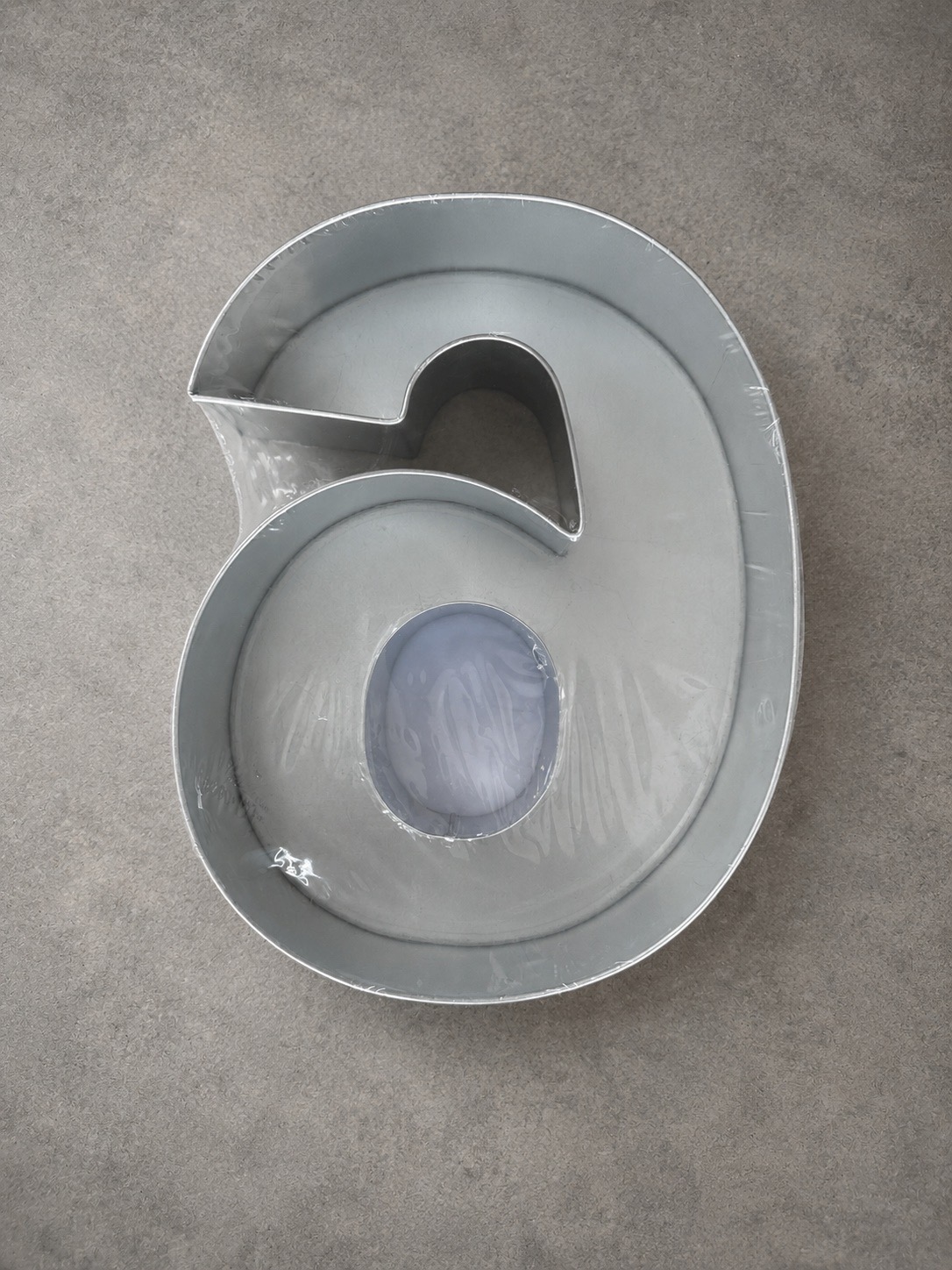 Large Number 6 Cake Tin