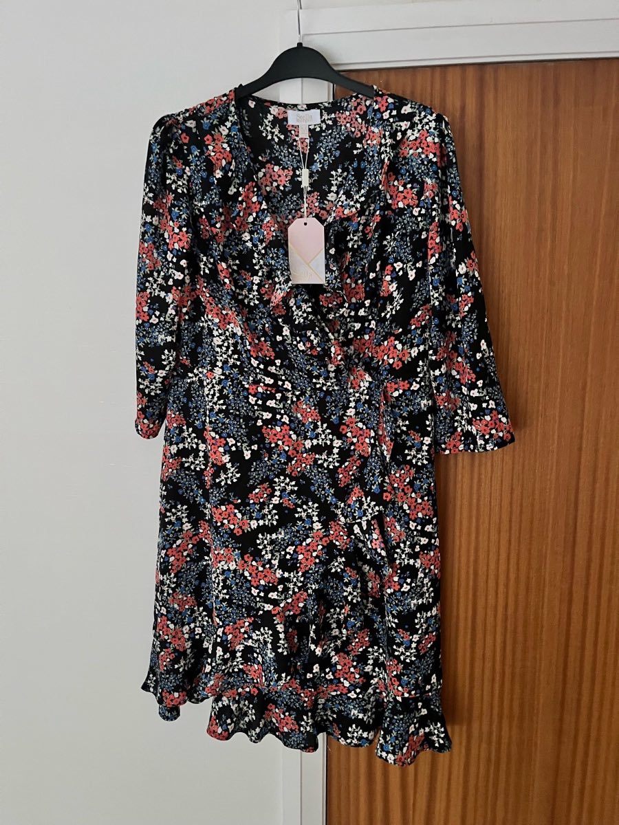Brand New Stella Morgan Tunic Top