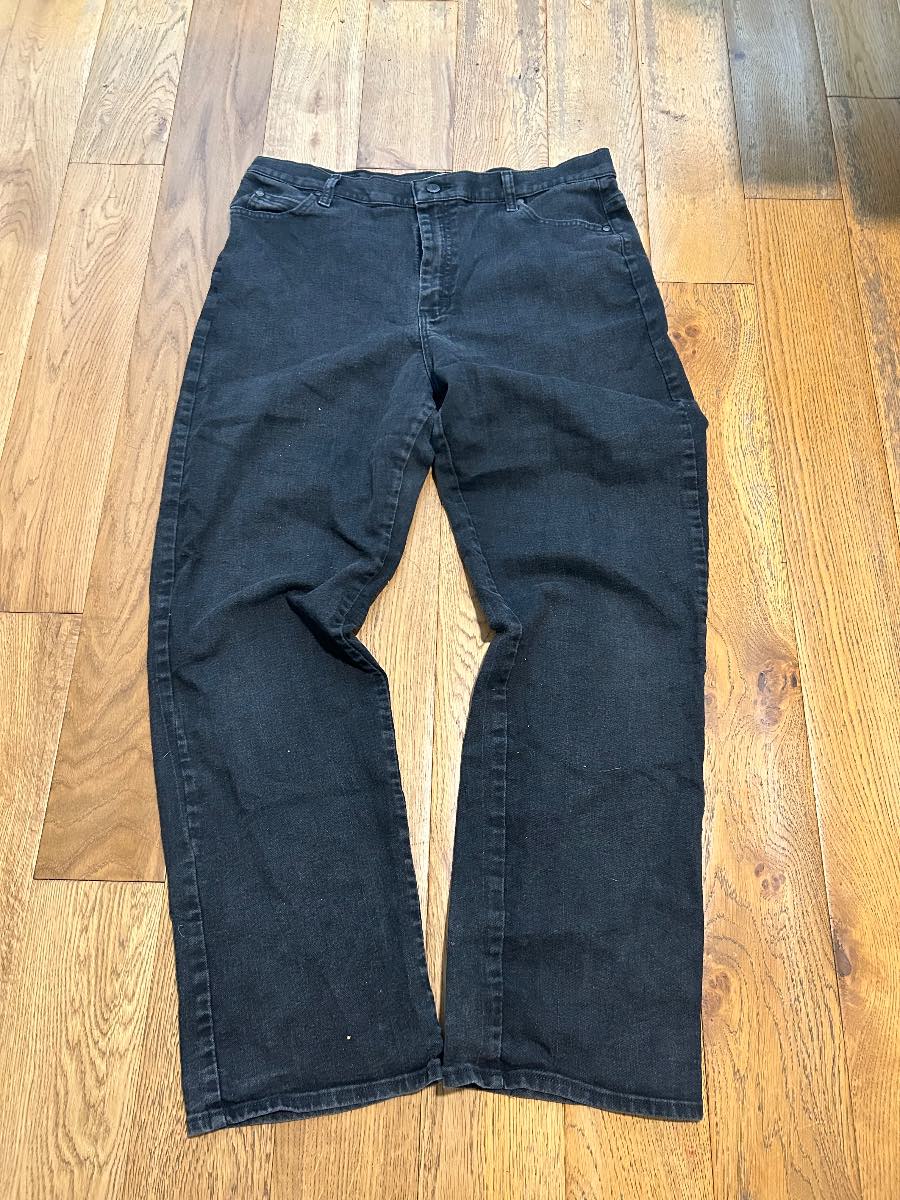 Women’s Lee relaxed fit jeans. Medium 16