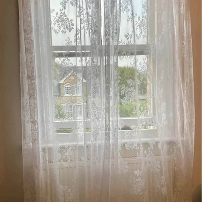 Lace curtains X 2 pcs (like new)