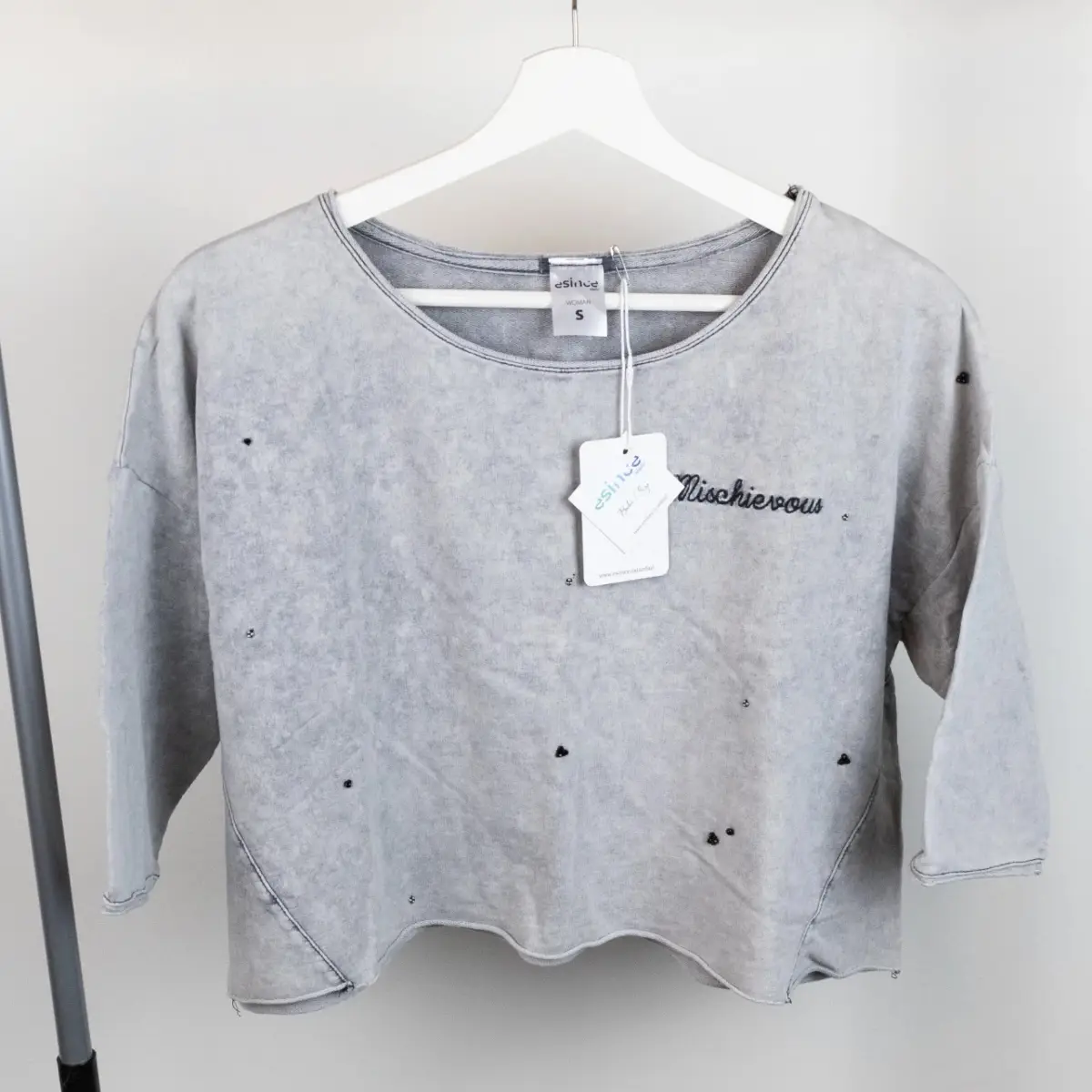 Sweatshirt above the belly, women's size medium, loose fit