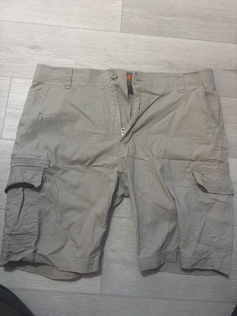 Shorts with side pockets