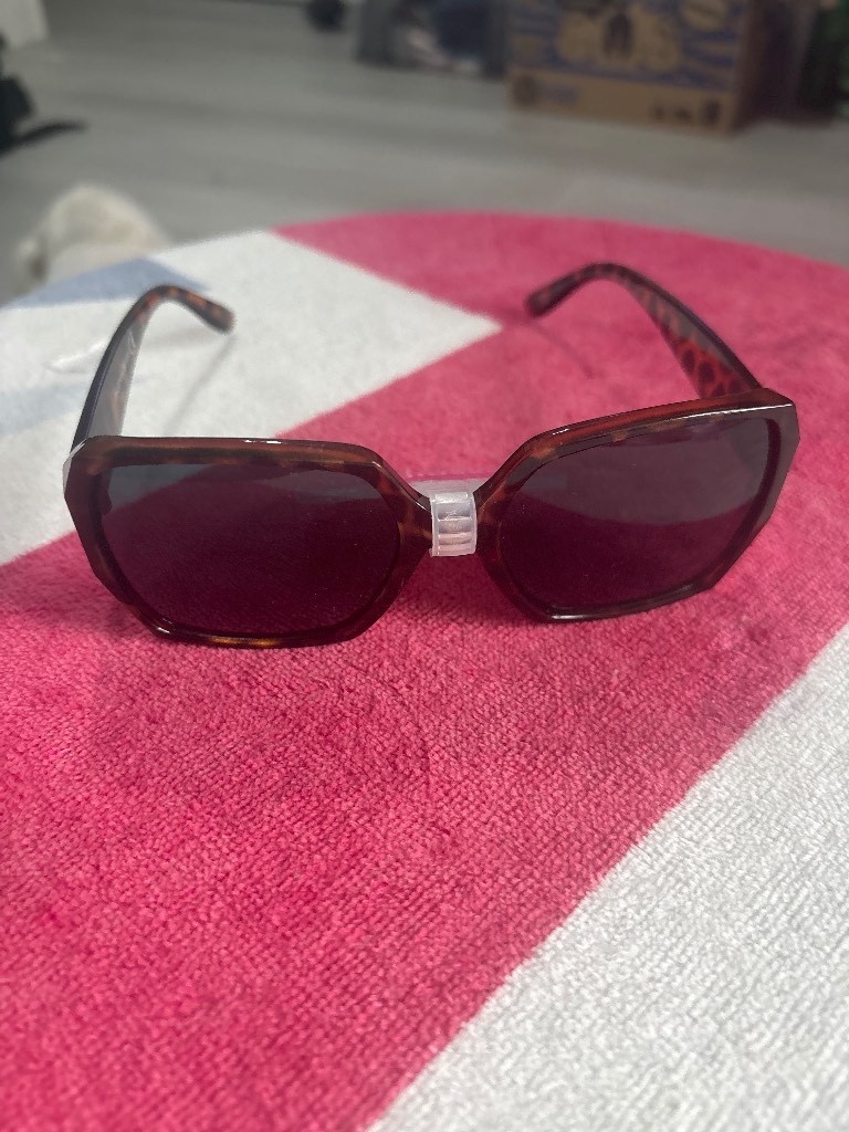 1 pair of Sun glasses