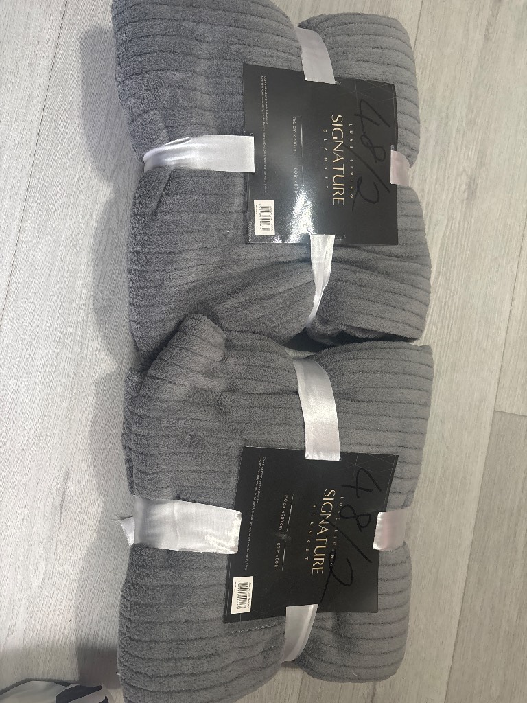 2 x Blanket/ throws