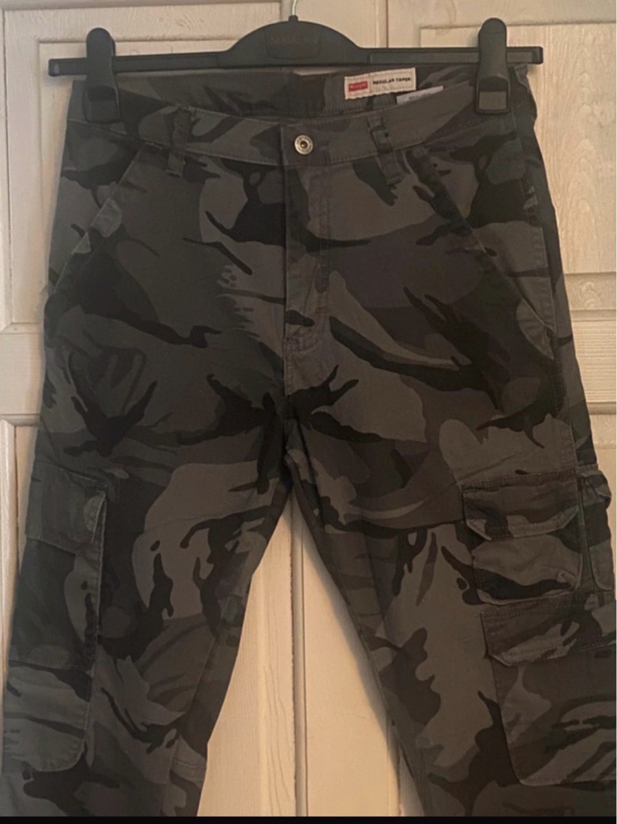 Wrangler Grey Camouflage Stretch Cargo Pants NWOT (30x32)