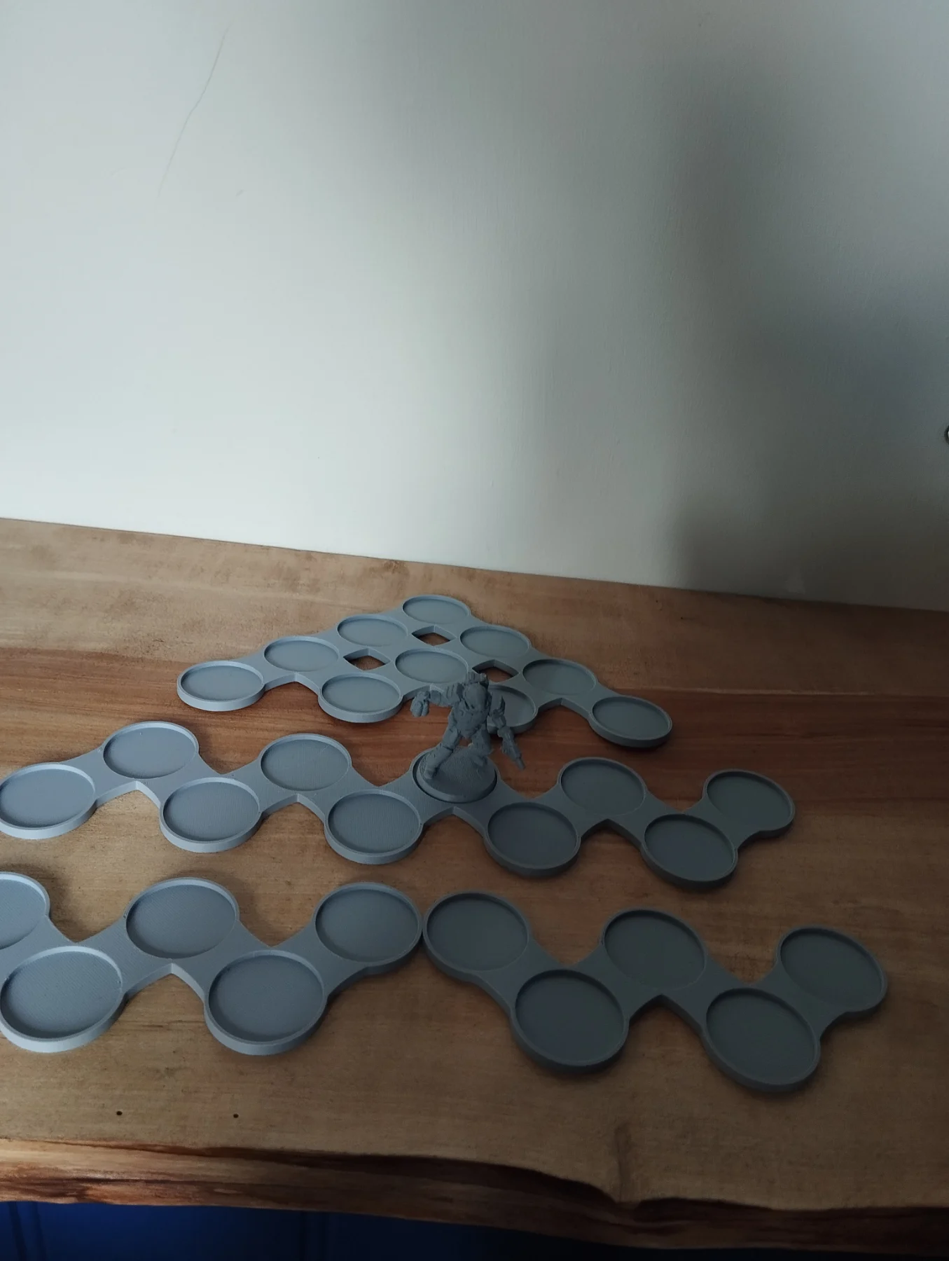 Set of 4 3d printed movement trays for 32mm Warhammer figures.