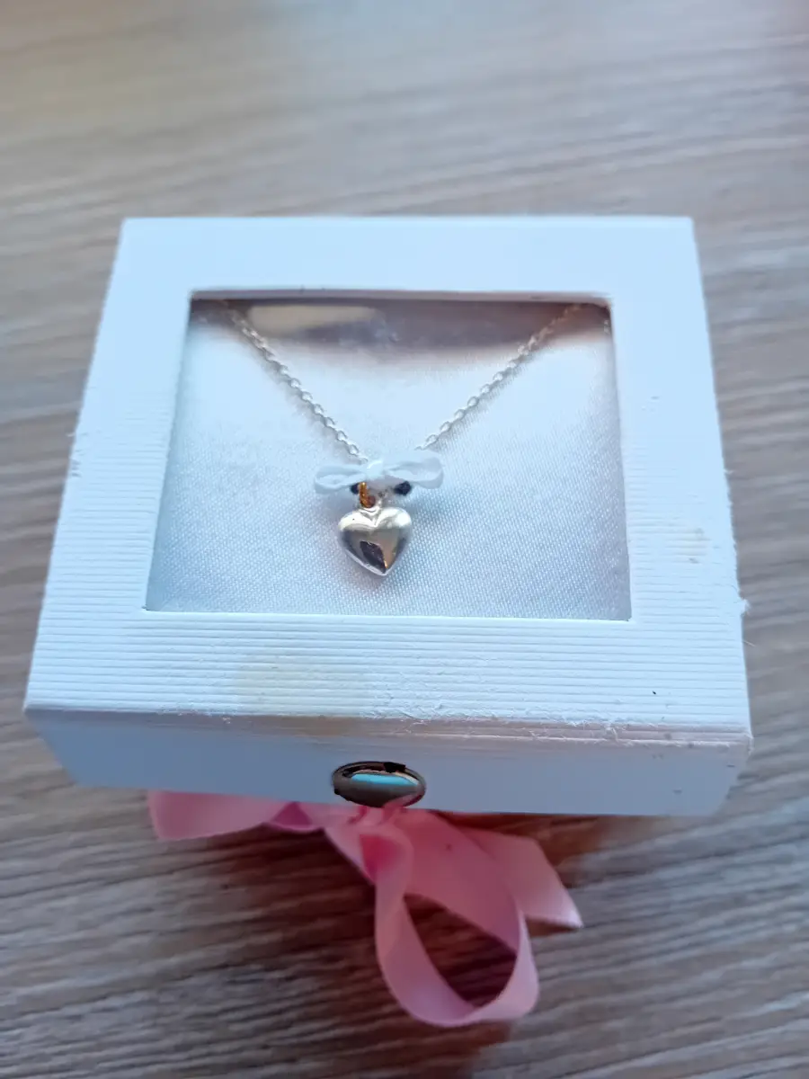 Little girls heart necklace .. new in box